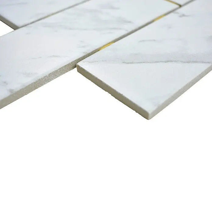 Mosaikfliese Brick CDJ 01BR - 25,2 x 36,7 cm, Weiß, Matt - Nahaufnahme von weißen Marmorfliesen. Perfekt für Küchenrückwände und Badezimmerböden.
