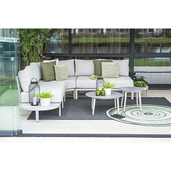 Garden Impressions Loungemöbel-Set Frigole - 5 -tlg., Aluminium, Taupe/Sand - Helles graues Outdoor-Ecksofa mit grünen Kissen und passenden runden Beistelltischen.