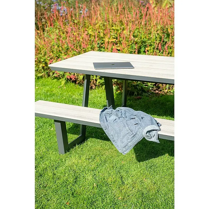 Garden Impressions Picknicktisch Bell - L x B x H: 200 x 178 x 75 cm, Aluminium, Vironwood, Schwarz/Hellbraun - Gartentisch mit Bänken, helle Holzoptik-Oberflächen und dunkelgrauem Gestell. Laptop auf dem Tisch, Jeansjacke auf der Bank.