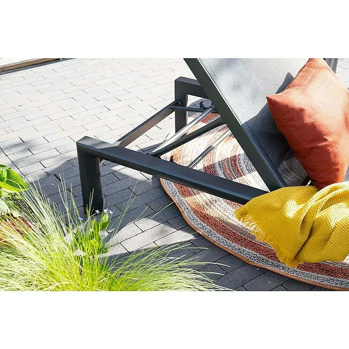 Garden Impressions Gartenliege - B x T x H: 72 x 200 x 32,5 cm, Aluminium, Schwarz/Anthrazit - Dunkelgraue Gartenliege mit Netzstoff auf einer Terrasse, mit Kissen und Decke dekoriert.