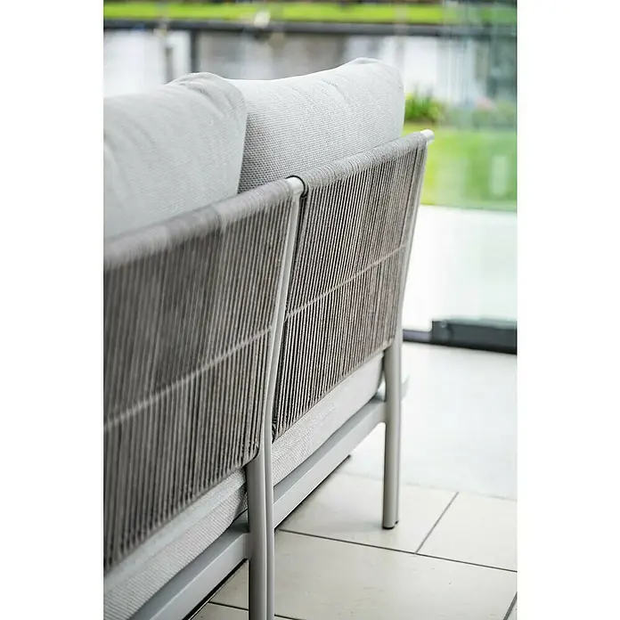 Garden Impressions Loungemöbel-Set Frigole - 5 -tlg., Aluminium, Taupe/Sand - Nahaufnahme eines hellgrauen Outdoor-Sofas mit geflochtener Rückenlehne und Stoffkissen.