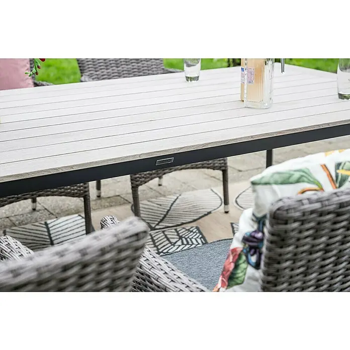 Garden Impressions Gartentisch Vigo - L x B x H: 230 x 100 x 73 cm, Aluminium, Vironwood, Rechteckig, Schwarz/Weiß - Ein Outdoor-Esstisch mit hellgrauer Lattenplatte und dunklem Rahmen, auf einer Terrasse mit Stühlen und Getränken.