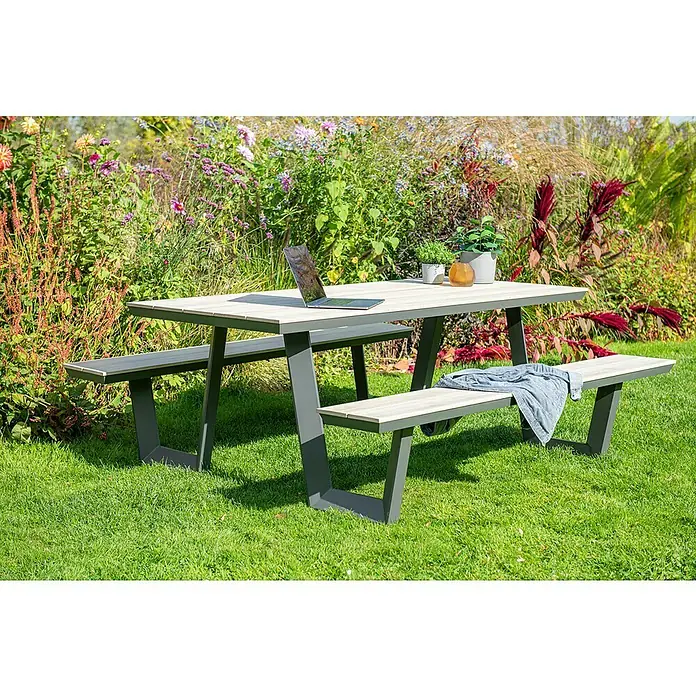 Garden Impressions Picknicktisch Bell - L x B x H: 200 x 178 x 75 cm, Aluminium, Vironwood, Schwarz/Hellbraun - Moderner Picknicktisch mit heller Holzoptik-Oberfläche und dunklem Metallrahmen, in einem Garten mit Laptop und Topfpflanzen.