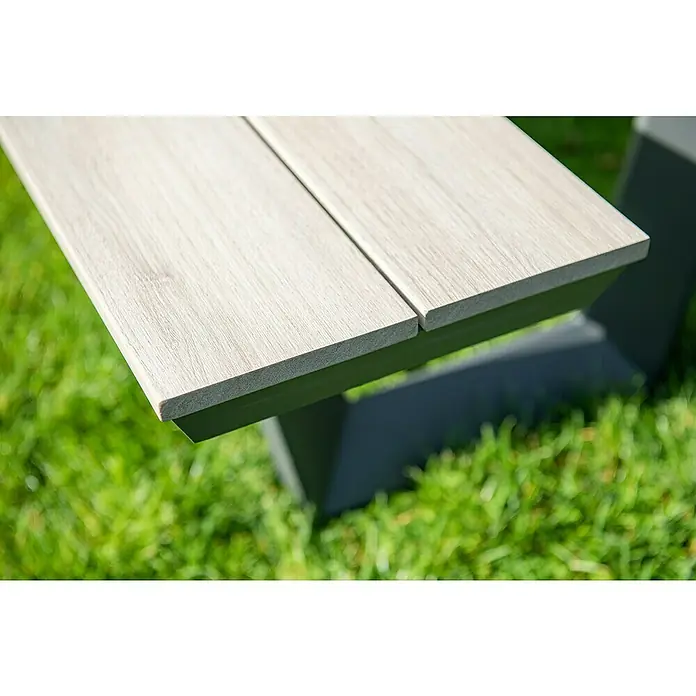 Garden Impressions Picknicktisch Bell - L x B x H: 200 x 178 x 75 cm, Aluminium, Vironwood, Schwarz/Hellbraun - Nahaufnahme einer hellen Holzimitat-Tischplatte oder Bankoberfläche mit einem dunkelgrauen Rahmen.