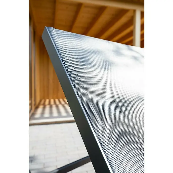 Garden Impressions Gartenliege - B x T x H: 72 x 200 x 32,5 cm, Aluminium, Schwarz/Anthrazit - Moderne Outdoor-Liege, dunkelgrauer Rahmen, helle strukturierte Netzbespannung, auf einer Terrasse.