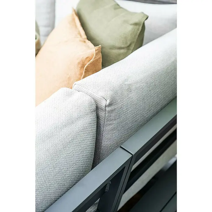 Garden Impressions Loungemöbel-Set Prinos - 4 -tlg., Aluminium, Grau/Schwarz - Nahaufnahme eines modernen Outdoor-Sofas mit hellgrauen Stoffkissen und dunkelgrauem Metallrahmen.