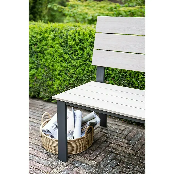 Garden Impressions Gartenbank Jondal - B x T x H: 125 x 56 x 85 cm, Aluminium, Schwarz/Weiß - Gartenbank mit hellen Holzlamellen und dunkelgrauem Gestell, ideal für den Außenbereich. Ein Korb mit Zeitschriften steht auf der Terrasse.