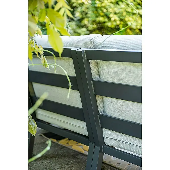 Garden Impressions Loungemöbel-Set Elati -  - Rücken und Seite eines dunkelgrauen Metall-Gartensofas mit hellgrauen Kissen.