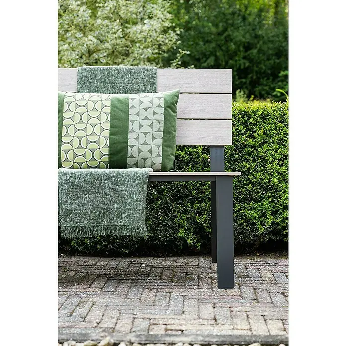 Garden Impressions Gartenbank Jondal - B x T x H: 125 x 56 x 85 cm, Aluminium, Schwarz/Weiß - Moderne Gartenbank mit hellen Holzleisten und dunklem Gestell, geschmückt mit grünem Kissen und Decken.
