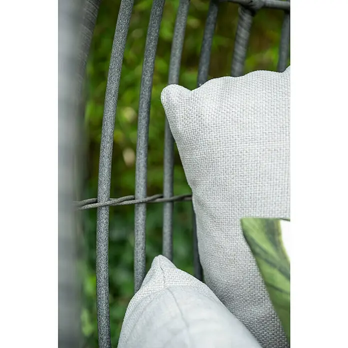Garden Impressions Hängesessel Panama - L x B x H: 100 x 100 x 200 cm, Kunststoff, Schwarz/Grau - Hellgraue Webkissen auf einem modernen, grauen Lamellenstuhl, die Komfort und Stil bieten.