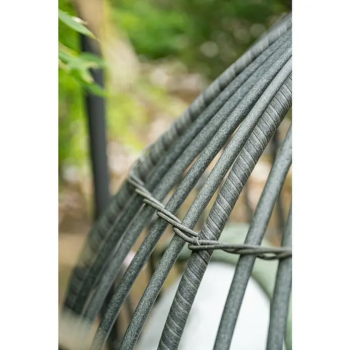 Garden Impressions Hängesessel Panama - L x B x H: 100 x 100 x 200 cm, Kunststoff, Schwarz/Grau - Nahaufnahme von dunkelgrauen geflochtenen Gartenmöbeln, zeigt strukturiertes Kunstrattan und Verbindungspunkte.