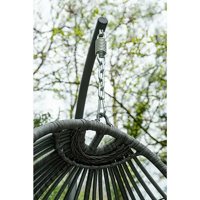 Garden Impressions Hängesessel Panama - L x B x H: 100 x 100 x 200 cm, Kunststoff, Schwarz/Grau - Nahaufnahme der Aufhängung eines grauen Hängesessels aus Geflecht, mit Metallkette und Feder an einem Tragbalken, im Freien.