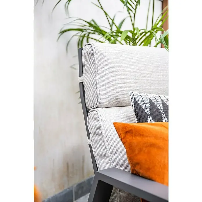 Garden Impressions Garten-Positionssessel Max - 1 Stk., Aluminium, Grau/Schwarz, B x T x H: 78 x 72 x 107 cm - Nahaufnahme eines grauen Outdoor-Stuhls mit hellgrauen Polstern und bunten Kissen.