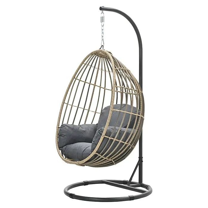 Garden Impressions Hängesessel Panama - L x B x H: 100 x 100 x 200 cm, Kunststoff, Schwarz/Beige - Beiger Rattan-Hängesessel mit grauen Kissen, aufgehängt an einem dunkelgrauen Metallständer.