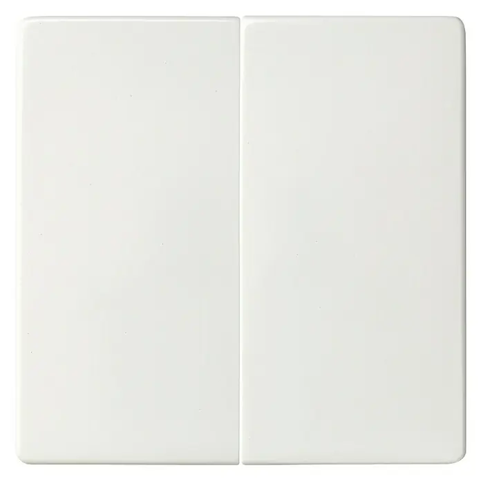 Simon 82 Tapa doble para mecanismo - Blanco, Plástico, Colocar - Dos placas de cubierta blancas y elegantes colocadas una al lado de la otra, que muestran un diseño minimalista para interruptores o enchufes.