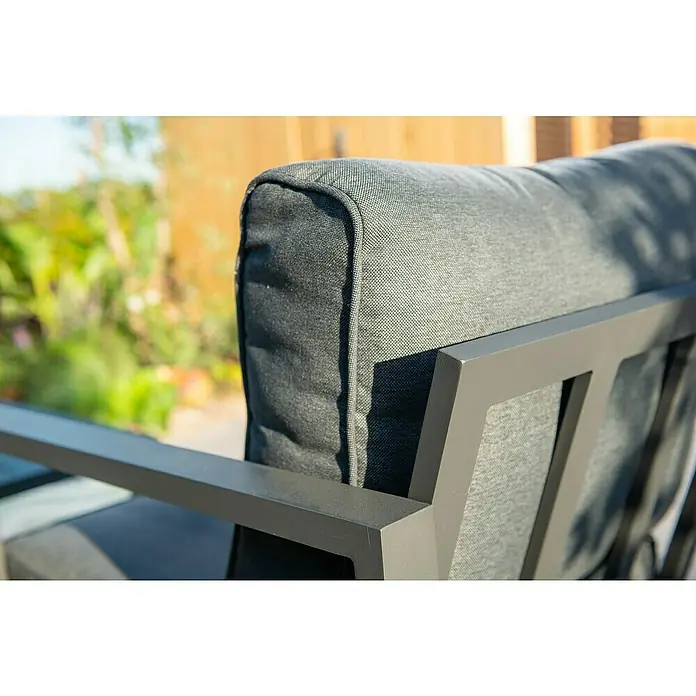Garden Impressions Loungemöbel-Set Springs - 4 -tlg., Aluminium, Grau/Schwarz - Dunkelgraue Outdoor-Sitzgelegenheit mit Stoffpolster und Metallrahmen im Garten.