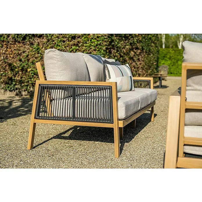 Garden Impressions Loungemöbel-Set Decala - 4 -tlg., Aluminium, Beige - Elegantes Outdoor-Sofa mit Holzrahmen, dunklem Seilgeflecht und hellen Kissen, ideal für Gartenentspannung.