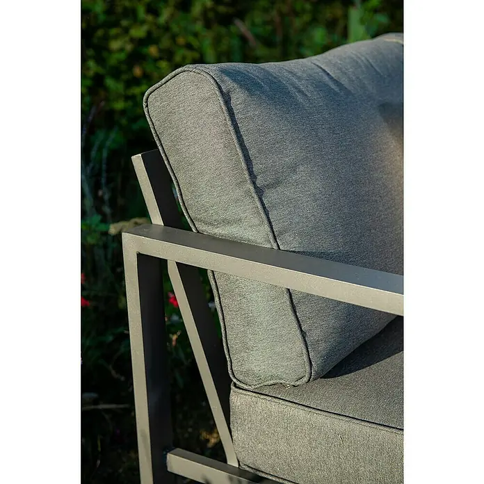 Garden Impressions Loungemöbel-Set Springs - 4 -tlg., Aluminium, Grau/Schwarz - Detail eines grauen Outdoor-Sofas mit anthrazitfarbenem Metallrahmen, weiche Polster in einer Gartenumgebung zeigend.
