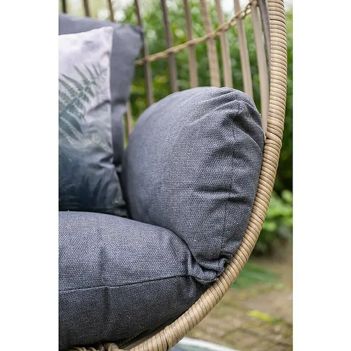 Garden Impressions Hängesessel Panama - L x B x H: 100 x 100 x 200 cm, Kunststoff, Schwarz/Beige - Graue Stoffkissen in einem hellbraunen Outdoor-Sessel aus Korbgeflecht.