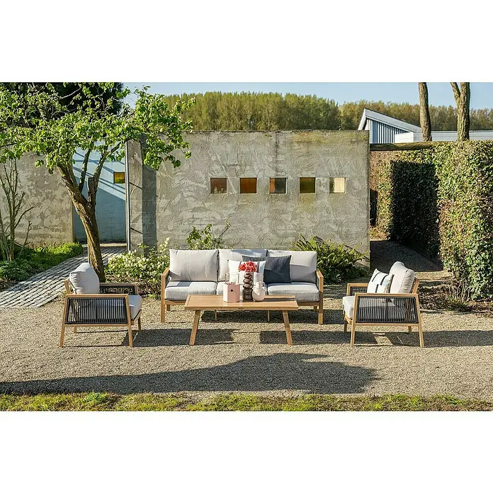Garden Impressions Loungemöbel-Set Decala - 4 -tlg., Aluminium, Beige - Eine Outdoor-Loungegruppe mit hellen Holzrahmen, dunklen Seildetails und hellgrauen Kissen, auf einer Kiesterrasse mit Couchtisch.