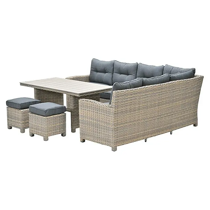 Garden Impressions Loungemöbel-Set Seagull - Rechtsausrichtung - Geflochtene Rattan-Gartenmöbelgarnitur mit Ecksofa, Esstisch und zwei Hockern, alle mit dunkelgrauen Kissen.