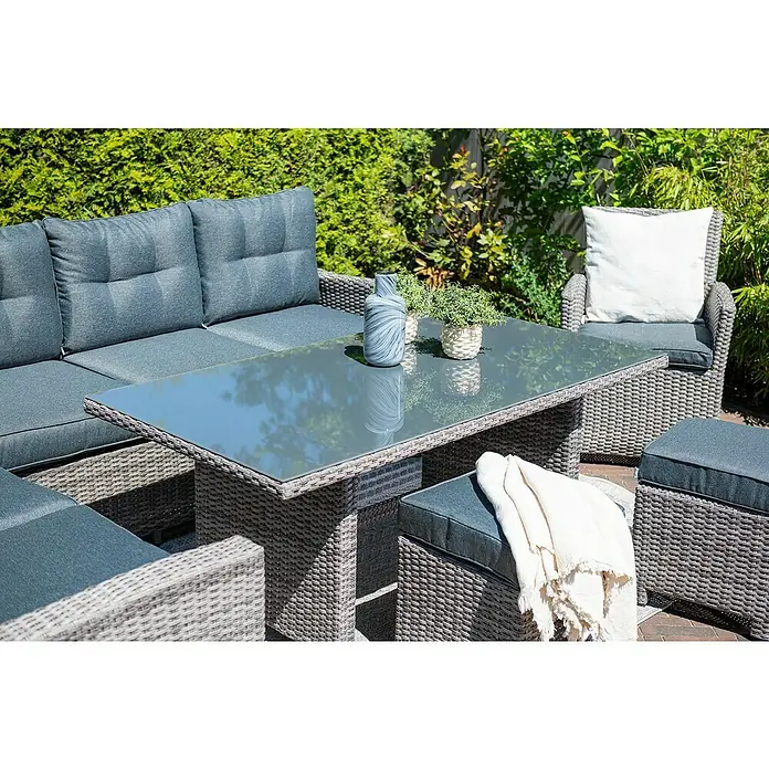 Garden Impressions Loungemöbel-Set Blue Bird - 5 -tlg., Aluminium, Polyester, Grau/Schwarz, Links - Graue Rattan-Gartenmöbelgarnitur mit dunkelgrauen Kissen und Glastisch, im Garten platziert.