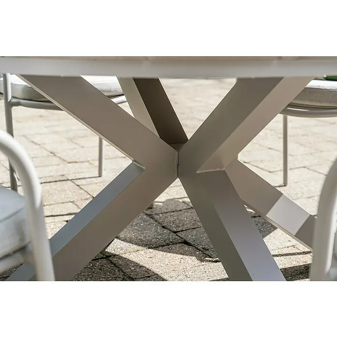 Garden Impressions Gartentisch rund Edison - Ø x H: 148 x 75 cm, Aluminium, Vironwood, Taupe - Hellgraues Metall-Tischgestell mit Kreuzbeinen, Teil einer Outdoor-Essgruppe auf einer Terrasse.