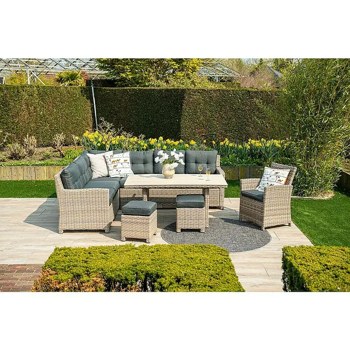 Garden Impressions Loungemöbel-Set Seagull - Linksausrichtung - Gartenmöbel-Set aus Polyrattan mit dunkelgrauen Kissen, bestehend aus L-Sofa, Tisch, zwei Hockern und Sessel, auf heller Terrasse.