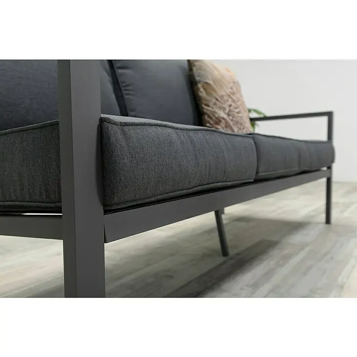 Garden Impressions Loungemöbel-Set Springs - 4 -tlg., Aluminium, Grau/Schwarz - Nahaufnahme eines dunkelgrau gepolsterten Sofas mit schwarzem Metallrahmen. Die strukturierten Stoffkissen sind deutlich sichtbar.