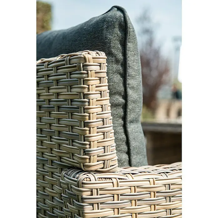 Garden Impressions Loungemöbel-Set Seagull - Linksausrichtung - Nahaufnahme eines beigen Outdoor-Sessels aus Polyrattan mit grauem Kissen.