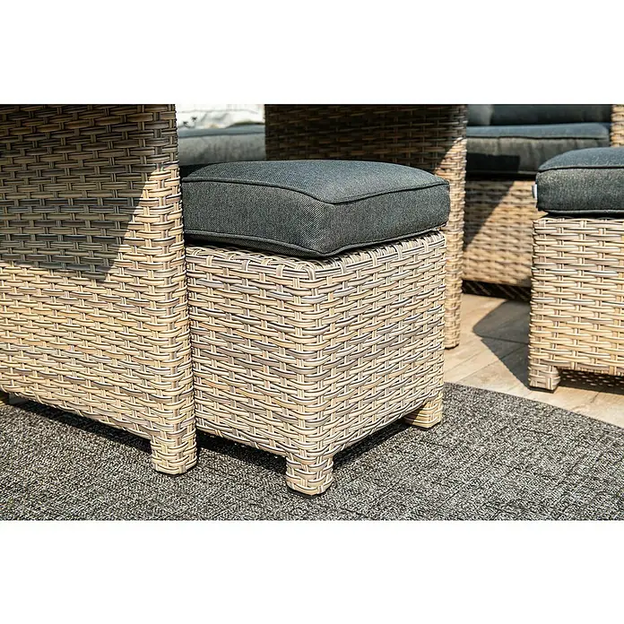 Garden Impressions Loungemöbel-Set Seagull - Linksausrichtung - Helles beiges Rattan-Gartenmöbelset mit dunkelgrauen Kissen, bestehend aus Hocker und Sessel.