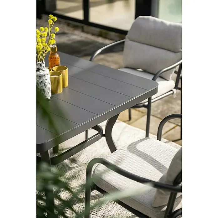 Garden Impressions Balkontisch Douglas - L x B x H: 90 x 90 x 71 cm, Aluminium, Quadratisch, Schwarz/Anthrazit - Dunkelgrauer Gartentisch und Stühle mit hellen Kissen auf einer Terrasse.