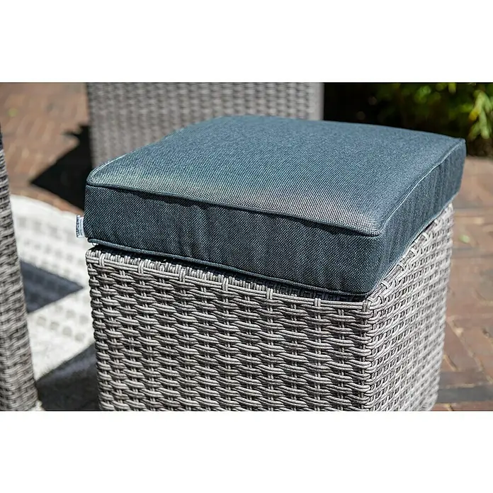 Garden Impressions Loungemöbel-Set Blue Bird - 5 -tlg., Aluminium, Polyester, Grau/Schwarz, Links - Texturiertes dunkelgraues Kissen auf einem quadratischen grauen Outdoor-Hocker aus Korbgeflecht.