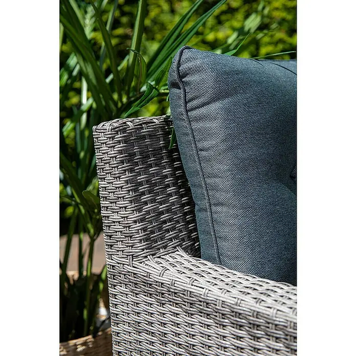 Garden Impressions Loungemöbel-Set Blue Bird - 5 -tlg., Aluminium, Polyester, Grau/Schwarz, Links - Grauer Outdoor-Rattanstuhl mit dunkelblauem Stoffkissen.