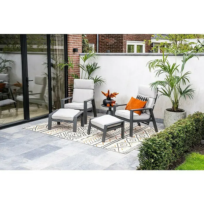 Garden Impressions Garten-Positionssessel Max - 1 Stk., Aluminium, Grau/Schwarz, B x T x H: 78 x 72 x 107 cm - Zwei graue Outdoor-Loungesessel mit hellgrauen Kissen und passenden Hockern auf einem gemusterten Teppich auf einer Terrasse.