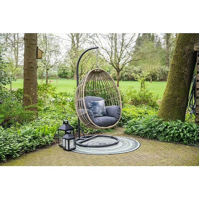 Garden Impressions Hängesessel Panama - L x B x H: 100 x 100 x 200 cm, Kunststoff, Schwarz/Beige - Geflochtener Eierstuhl mit dunkelgrauen Kissen und schwarzem Metallgestell auf einer Terrasse mit Grün.