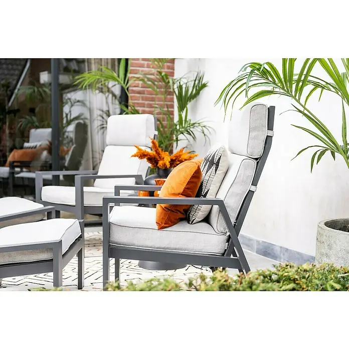 Garden Impressions Garten-Positionssessel Max - 1 Stk., Aluminium, Grau/Schwarz, B x T x H: 78 x 72 x 107 cm - Moderne graue Outdoor-Loungesessel mit hellgrauen Kissen und farbigen Akzentkissen auf einer Terrasse.