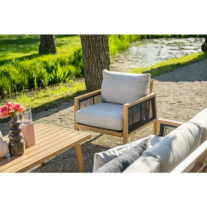 Garden Impressions Loungemöbel-Set Decala - 4 -tlg., Aluminium, Beige - Garten-Sessel aus Holz mit schwarzen Seildetails und hellgrauen Kissen auf Kies im Garten.