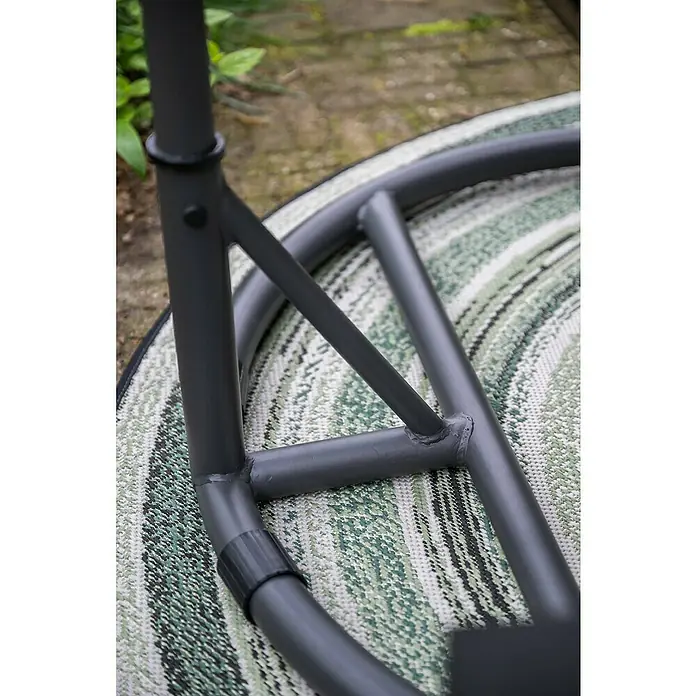 Garden Impressions Hängesessel Panama - L x B x H: 100 x 100 x 200 cm, Kunststoff, Schwarz/Beige - Dunkelgraues Metallgestell von Gartenmöbeln mit Schweißnähten, auf einem gemusterten grünen Teppich.