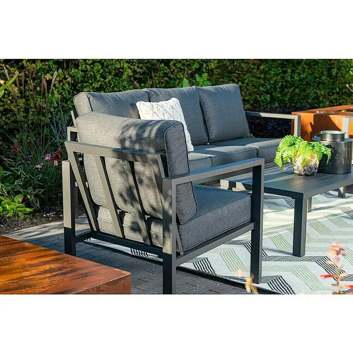 Garden Impressions Loungemöbel-Set Springs - 4 -tlg., Aluminium, Grau/Schwarz - Dunkelgrauer Outdoor-Sessel und Sofa mit passendem Couchtisch auf einer Terrasse. Gartenlounge-Möbel.