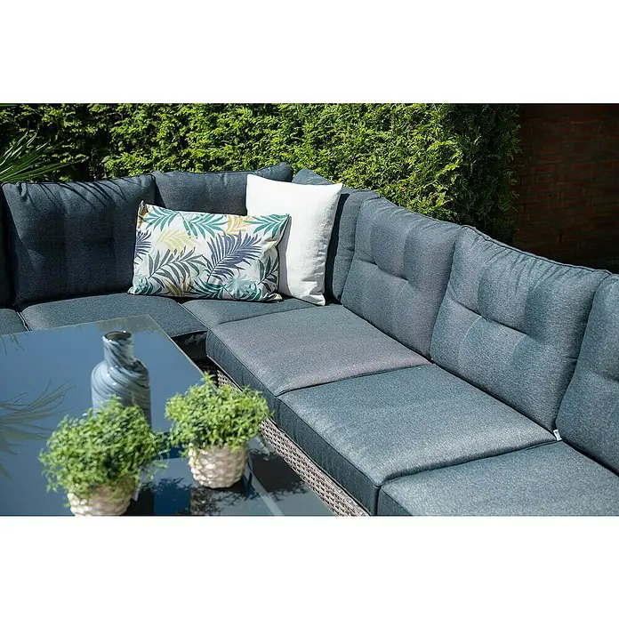 Garden Impressions Loungemöbel-Set Blue Bird - 5 -tlg., Aluminium, Polyester, Grau/Schwarz, Links - Ein graues Ecksofa für den Außenbereich mit Dekokissen und Glastisch in einem Gartenambiente.