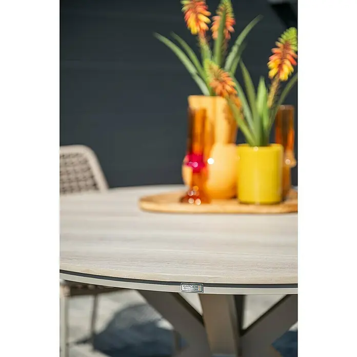 Garden Impressions Gartentisch rund Edison - Ø x H: 122 x 75 cm, Aluminium, Vironwood, Taupe - Heller Outdoor-Tisch in Holzoptik mit grauem Metallgestell. Mit 'Garden Impressions' Label.