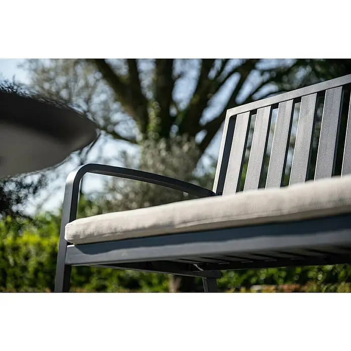 Garden Impressions Gartenbank Pisa - B x T x H: 150 x 52,5 x 89,5 cm, Aluminium, Polyester, Schwarz - Nahaufnahme einer dunkelgrauen Metall-Gartenbank mit hellem Kissen.