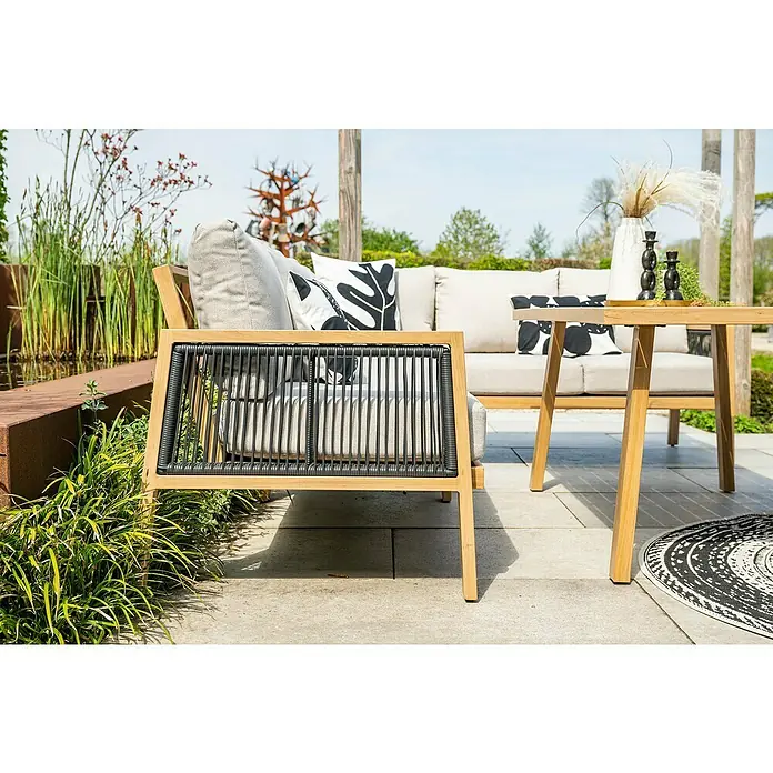 Garden Impressions Loungemöbel-Set Decala -  - Outdoor-Sitzgruppe mit hellem Holz- und dunklem Seil-Sessel, passendem Sofa mit Kissen und gemusterten Kissen, und einem Holztisch.