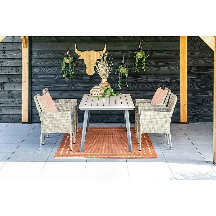 Garden Impressions Gartentisch Vigo - L x B x H: 160 x 90 x 73 cm, Aluminium, Vironwood, Rechteckig, Schwarz/Weiß - Gartensitzgruppe mit grauem quadratischem Tisch, vier hellbeigen Korbstühlen mit Kissen und orangefarbenem Teppich.
