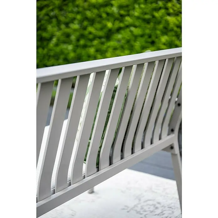 Garden Impressions Gartenbank Pisa - B x T x H: 150 x 52,5 x 89,5 cm, Aluminium, Polyester, Taupe - Hellgraue Lattenrückenlehne eines Gartenstuhls.