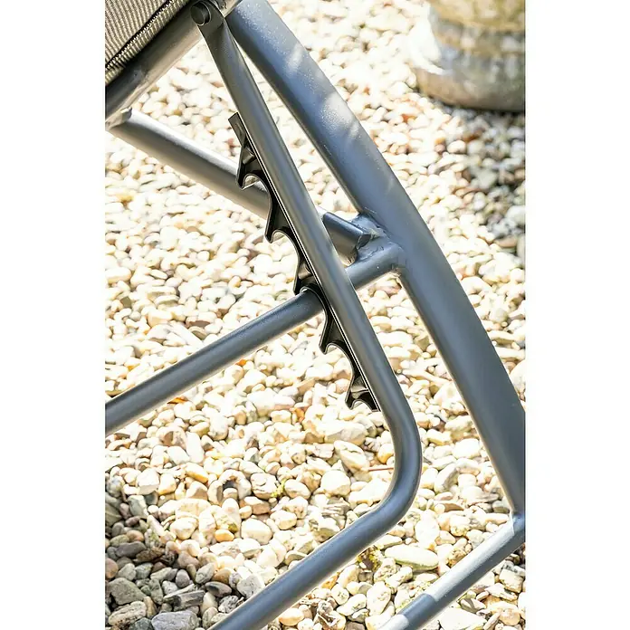 Garden Impressions Gartenliege - B x T x H: 70 x 203 x 28 cm, Aluminium, Schwarz/Anthrazit - Nahaufnahme des Verstellmechanismus eines dunkelgrauen Liegestuhls mit schwarzen Kunststoffzähnen auf Kiesboden.