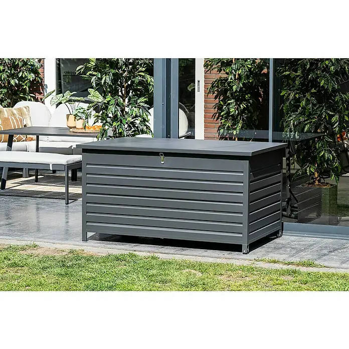 Garden Impressions Auflagenbox Primo - 155 x 97 x 825 cm, Metall, Dunkelgrau - Dunkelgraue Lamellen-Gartenbox mit Rollen auf einer Terrasse.