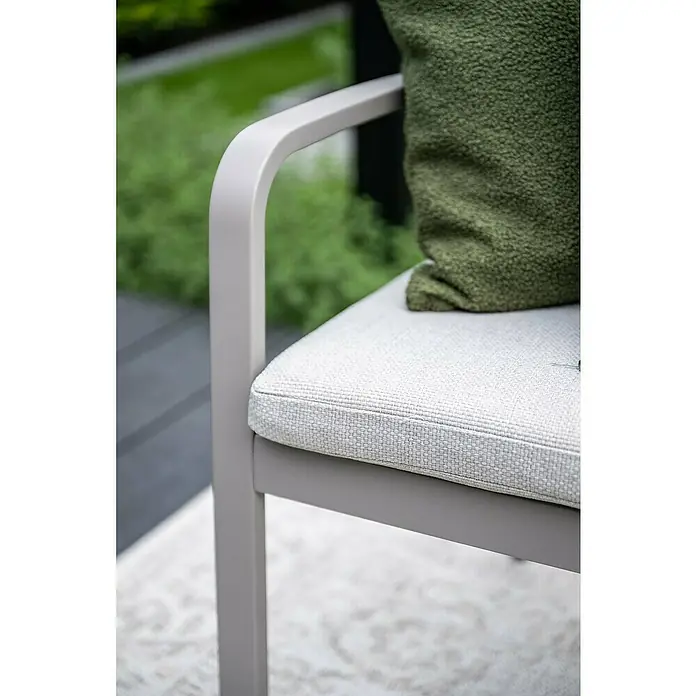 Garden Impressions Gartenbank Pisa - B x T x H: 150 x 52,5 x 89,5 cm, Aluminium, Polyester, Taupe - Nahaufnahme eines hellgrauen Outdoor-Stuhls mit hellem Sitzkissen und dunkelgrünem Kissen.