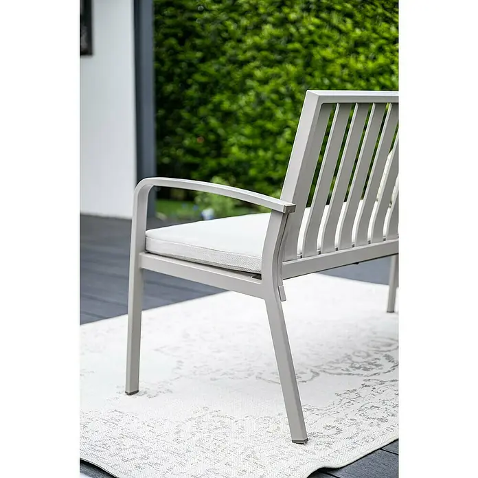 Garden Impressions Gartenbank Pisa - B x T x H: 150 x 52,5 x 89,5 cm, Aluminium, Polyester, Taupe - Hellgrauer Outdoor-Sessel mit hellem Kissen.